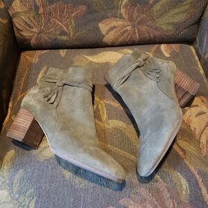 Violet and Red drab green suede booties women's size 9.5 ankle boots chunky heel